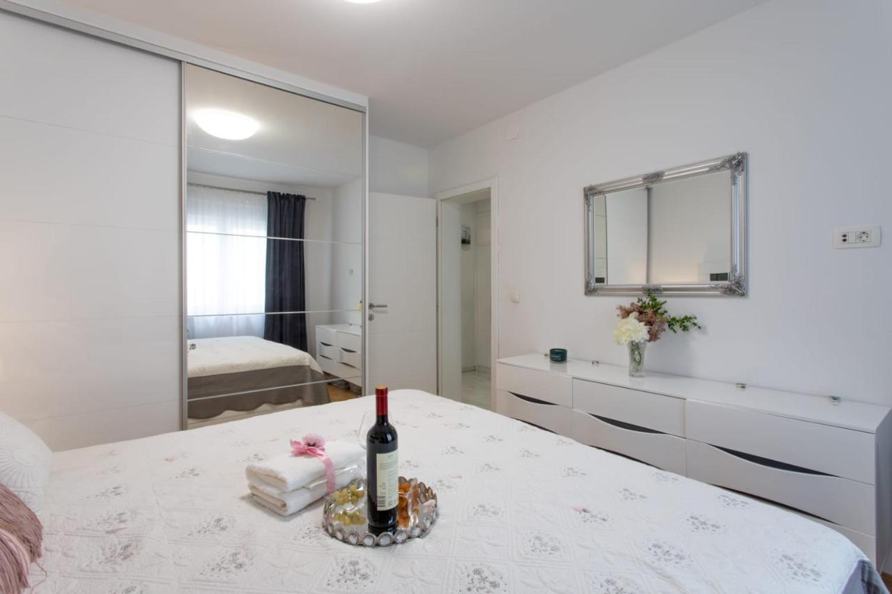 Lux Apartment Ema Каштела Экстерьер фото